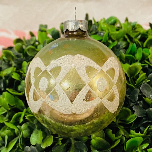 D14-Rare Vintage Faded Green & White 1970's Abstract Glass Christmas Ornament - Picture 2 of 6